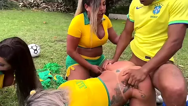 خورد سال, فیتیش برزیلی, برزیلی بکن بکن, لیسیدن پا دوجنسه, سکس گروهی خشن, سکس گروهی عمومی, نمایش کوس عمومی