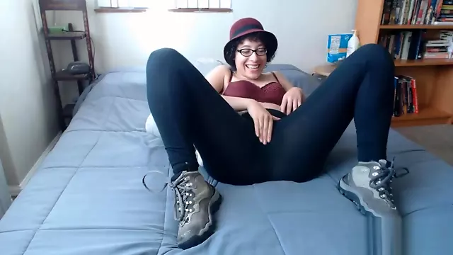Meaty queefs in leggings bra and shoes with hairy armpits