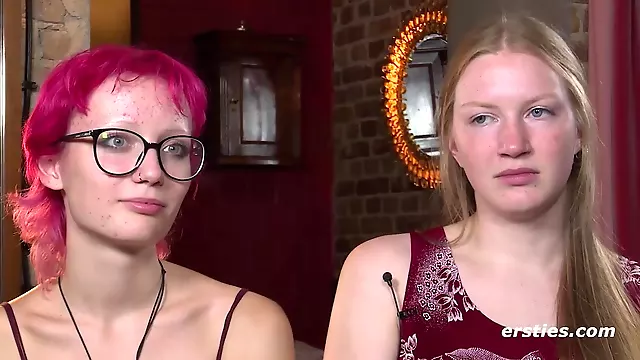 Zoe und Tonja stehen auf ungew hnliche Dinge - Kinky amateur lesbian chicks
