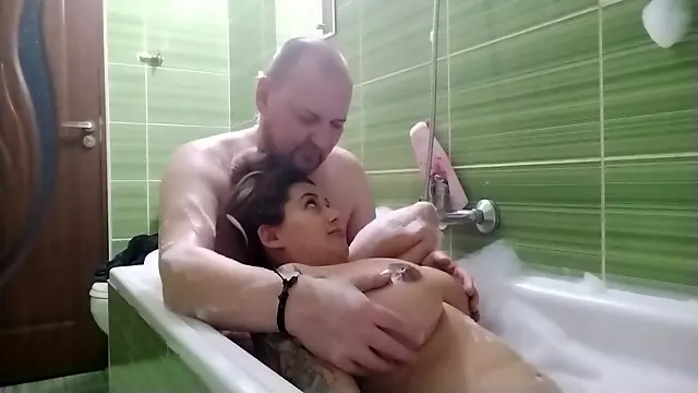 Big Tits Pregnant Girl Take Bath With Her Man He Play With Pussy P2