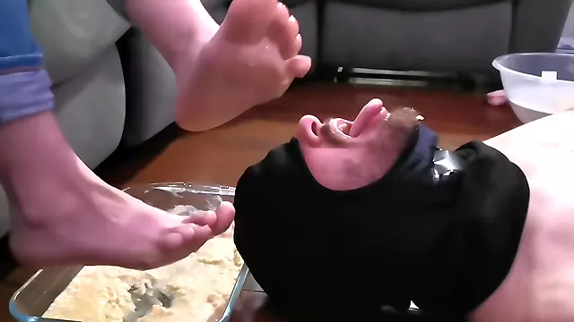 Foot Slave Husband Ears Creamy Dessert From Princesss Feet (plus Cum Eating)