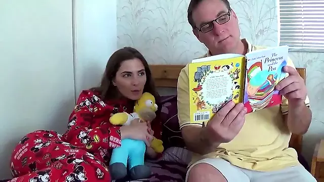 Diaper daughter father, bedtime story, desi papa aas hole