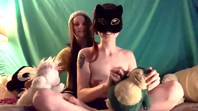 Kittens massage! (Feat The Shy Belle Elle!)