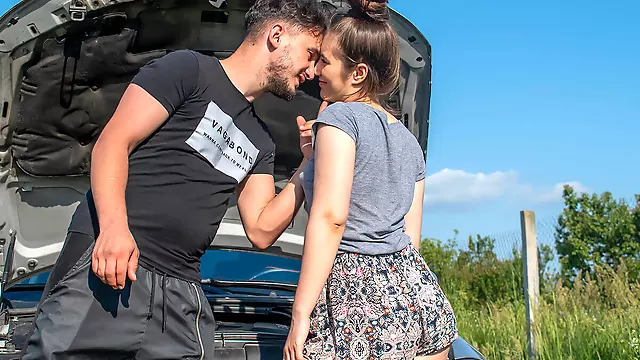 Fix my car and Fuck my pussy - AmateurCouplesVR