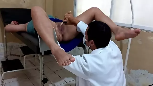 la paciente del doctor se calienta mientras es examinada en una consulta medica