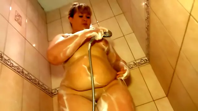 Young plump clean and pissing in the shower