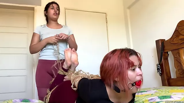 Curious Bondage Girl Rope Tied For The First Time
