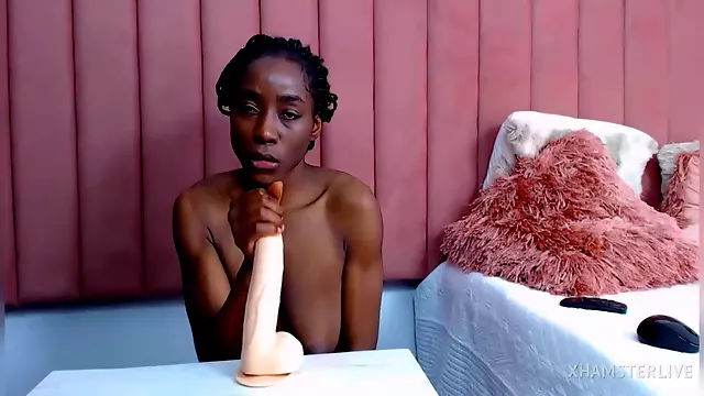 Saggy Tits Queen Play With Dildo