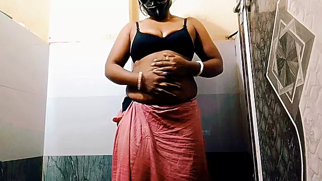 Seductive Indian aunt gets pounded in a sizzling film