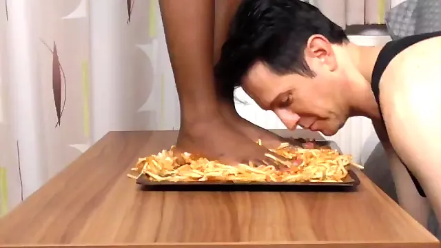 Italian slave get his food: spaghetti and lasagne of black ebony feet!