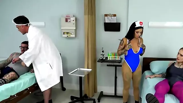 Amateur Krankenschwester, Dicke Titten Orgie, Spital Busty, Tattoo Big Titten, Bisex Orgie